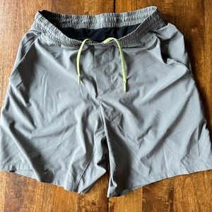 Lululemon Pacebreaker 7 inch Carbon Dust color size Medium
